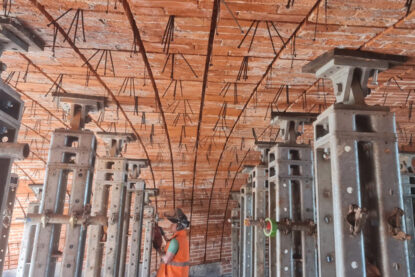Propping the inside of the arch to carry out the masonry repairs and reinforcements using the MARS System