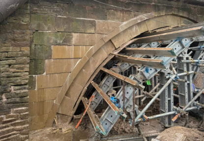 STRESS Bridge Division, Goldhawk propping Millhouse bridge for arch repair